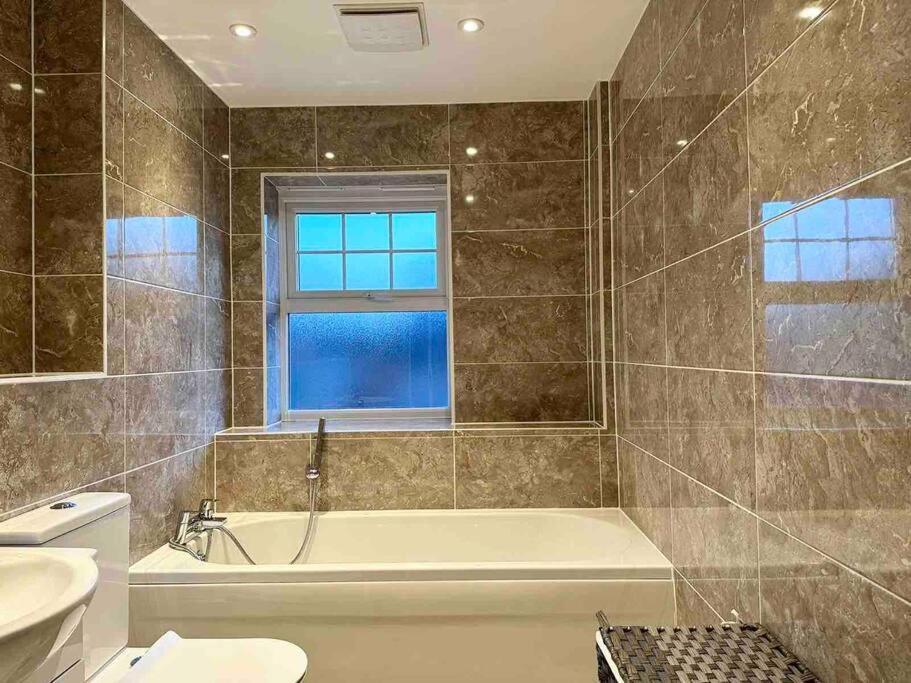 Serene Home Ideally Connected To Central London Bromley kerület Kültér fotó
